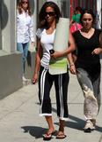 th_31267_Halle_Berry_going_to_her_yoga_lesson_22_122_1197lo.jpg