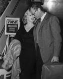 th_54537_MarilynMonroe_ArrivalInLAForKruschevParty_Sep-09-1959_02_122_1199lo.jpg