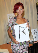 th_58132_RihannasignscopiesofRihannaRihannainNYC27.10.2010_163_122_126lo.jpg