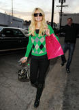 Paris Hilton - Страница 5 Th_30165_celebrity-paradise.com-The_Elder-Paris_Hilton_2009-12-09_-_shopping_in_West_Hollywood_0217_122_131lo