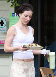 th_13402_Preppie_-_Evangeline_Lilly_out_to_lunch_in_Hawaii_-_October_17_2009_3_122_160lo.jpg