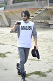 th_70025_Preppie_Jared_Leto_hanging_out_on_the_beach_in_Malibu_53_122_208lo.jpg