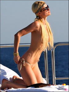 Paris Hilton sexy nude topless