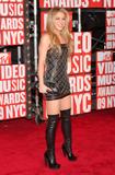 th_13794_Celebutopia-Shakira_arrives_at_the_2009_MTV_Video_Music_Awards-01_123_566lo.jpg