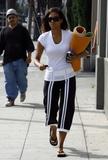 th_31651_Halle_Berry_going_to_her_yoga_lesson_31_122_816lo.jpg