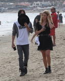 th_71827_Preppie_Jared_Leto_hanging_out_on_the_beach_in_Malibu_71_122_90lo.jpg