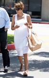 th_29660_Celebutopia-Halle_Berry_outing_with_her_daughter_in_Santa_Monica-16_122_908lo.JPG