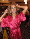 th_96737_fashiongallery_VSShow08_Backstage_AlessandraAmbrosio-40_122_969lo.jpg