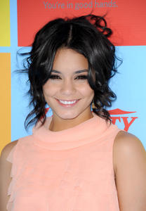 http://img37.imagevenue.com/loc185/th_772110400_VanessaHudgens_6thAnnualPowerofYouthEvent_1_122_185lo.jpg