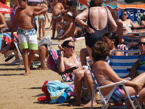 Voyeur-On-The-Beach-Photos-2-i3ukmsx01l.jpg