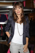 http://img37.imagevenue.com/loc504/th_770070882_OliviaWilde_photocall_at_liverpool_fashion_fest_027_122_504lo.jpg