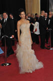 http://img37.imagevenue.com/loc516/th_67712_celebrity_paradise.com_TheElder_HalleBerry158_122_516lo.jpg