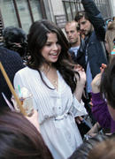 http://img37.imagevenue.com/loc549/th_62376_Selena_Gomez_at_BBC_Radio1_1_122_549lo.jpg