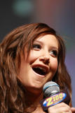 http://img37.imagevenue.com/loc649/th_02420_Ashley_Tisdale_2008-12-12_-_Z10055s_Jingle_Ball_-_On_Stage_634_122_649lo.jpg
